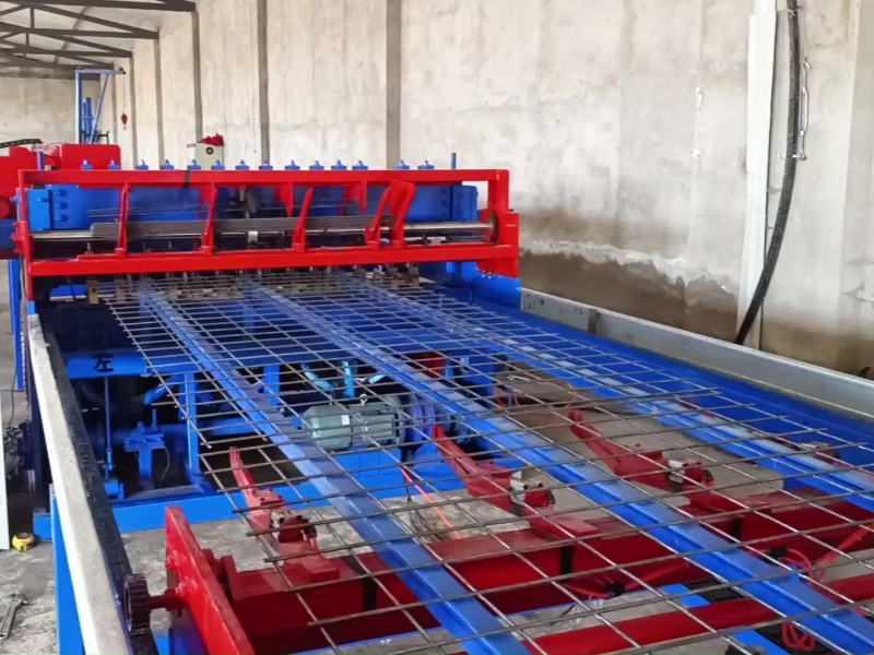 What are the features and uses of a fully automatic welding mesh machine?